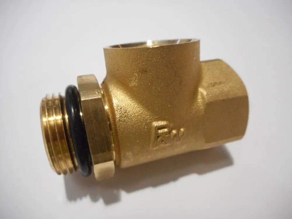 T-Stück aus Messing mit gewindebundener Verbindung und schwarzem O-Ring. Das Produkt stammt von der Marke Remeha.